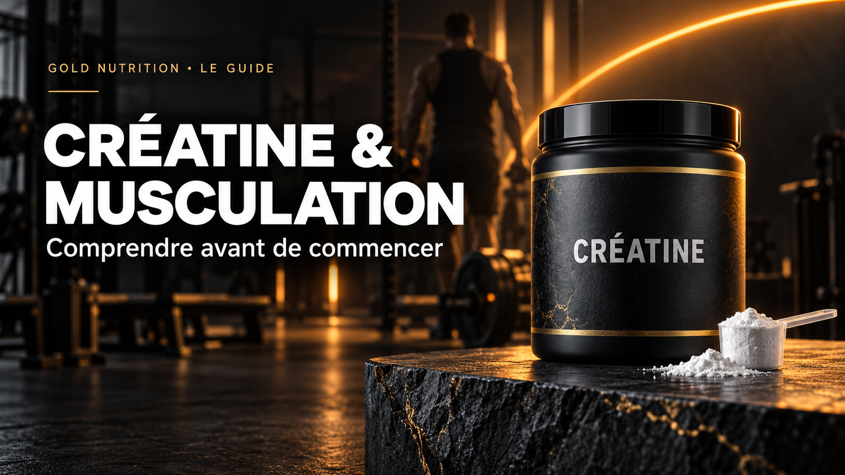 Pot illustratif de créatine et dosette sur un socle noir, devant une salle de musculation éclairée en orange.