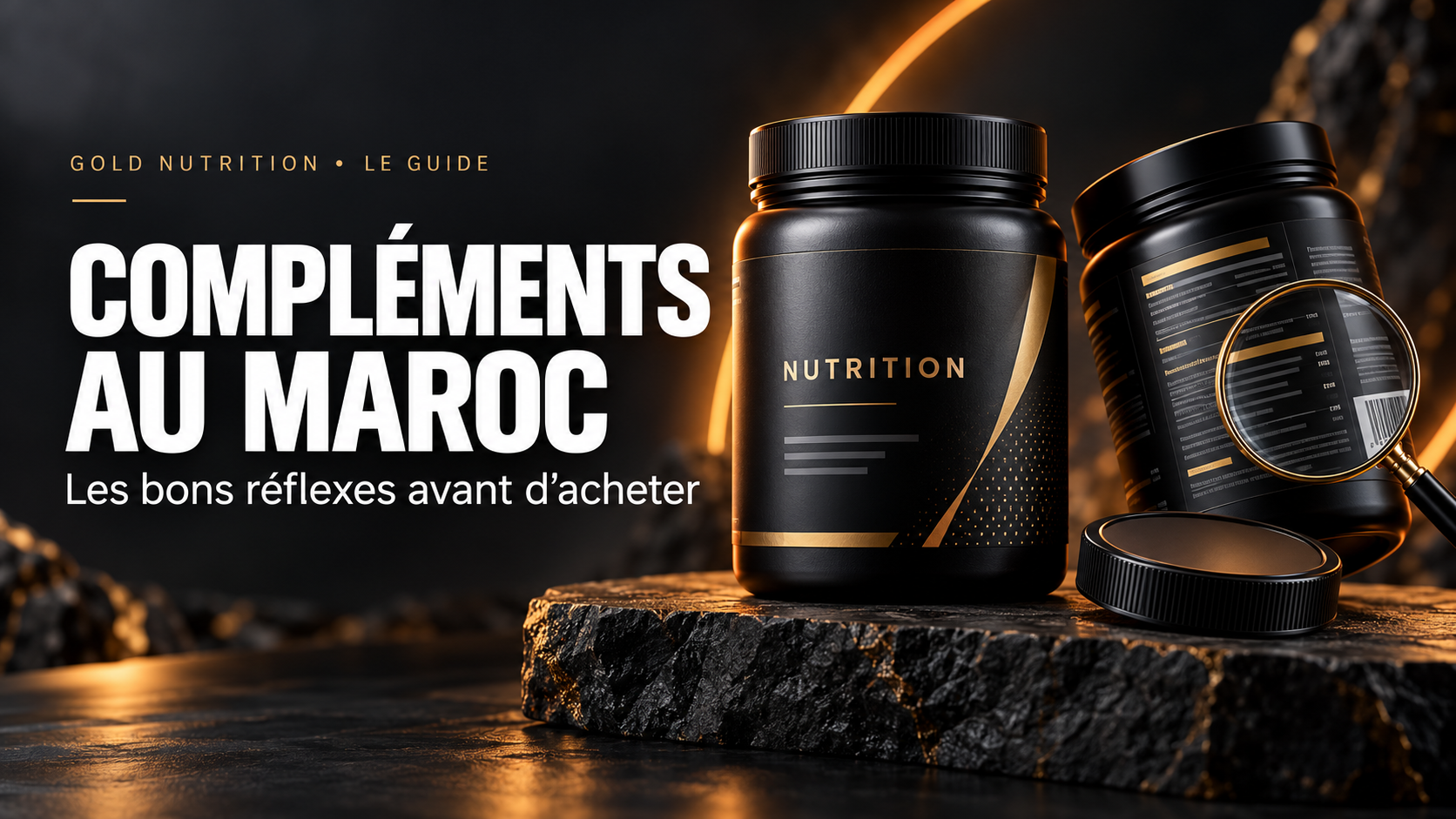 Pots illustratifs de compléments alimentaires et loupe devant une étiquette, sur un socle noir éclairé en orange.